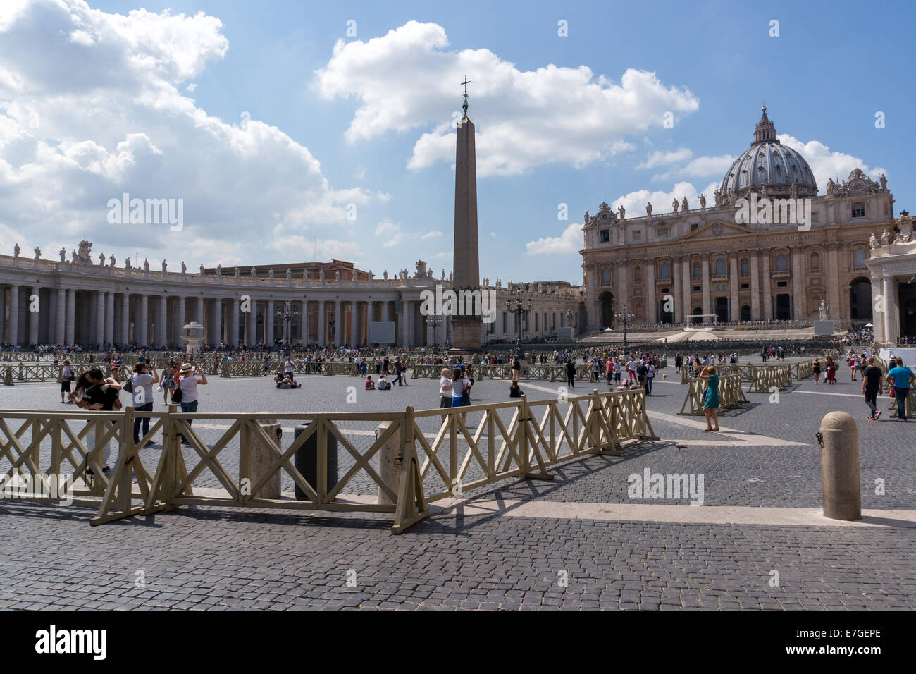 Vatikanstadt: Der Petersplatz mit Obelisk und St. Peter Basilika. Foto vom 4. September 2014. Stockfoto