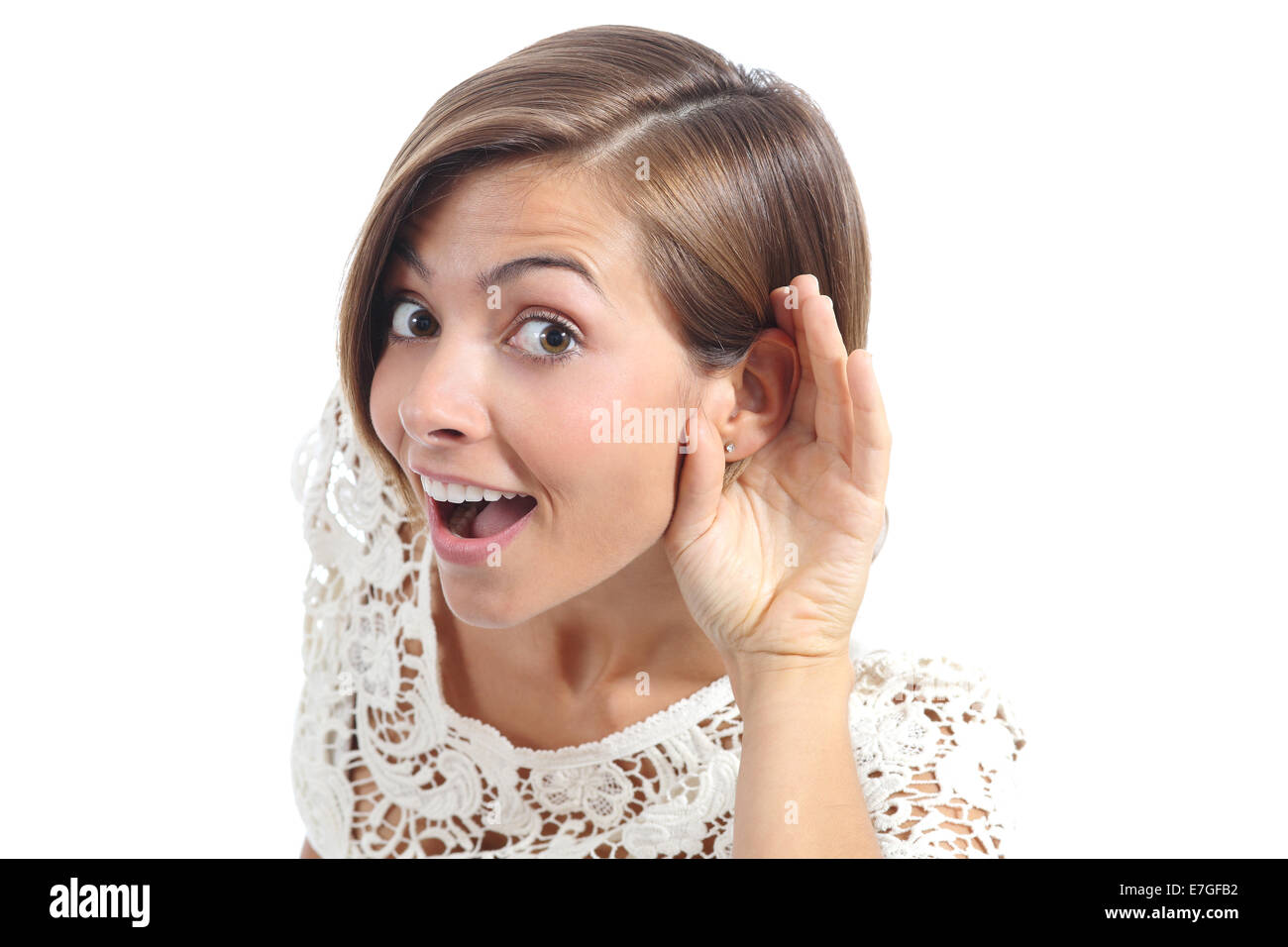 Klatsch-Frau mit Hand am Ohr isoliert auf einem weißen Hintergrund zu hören Stockfoto