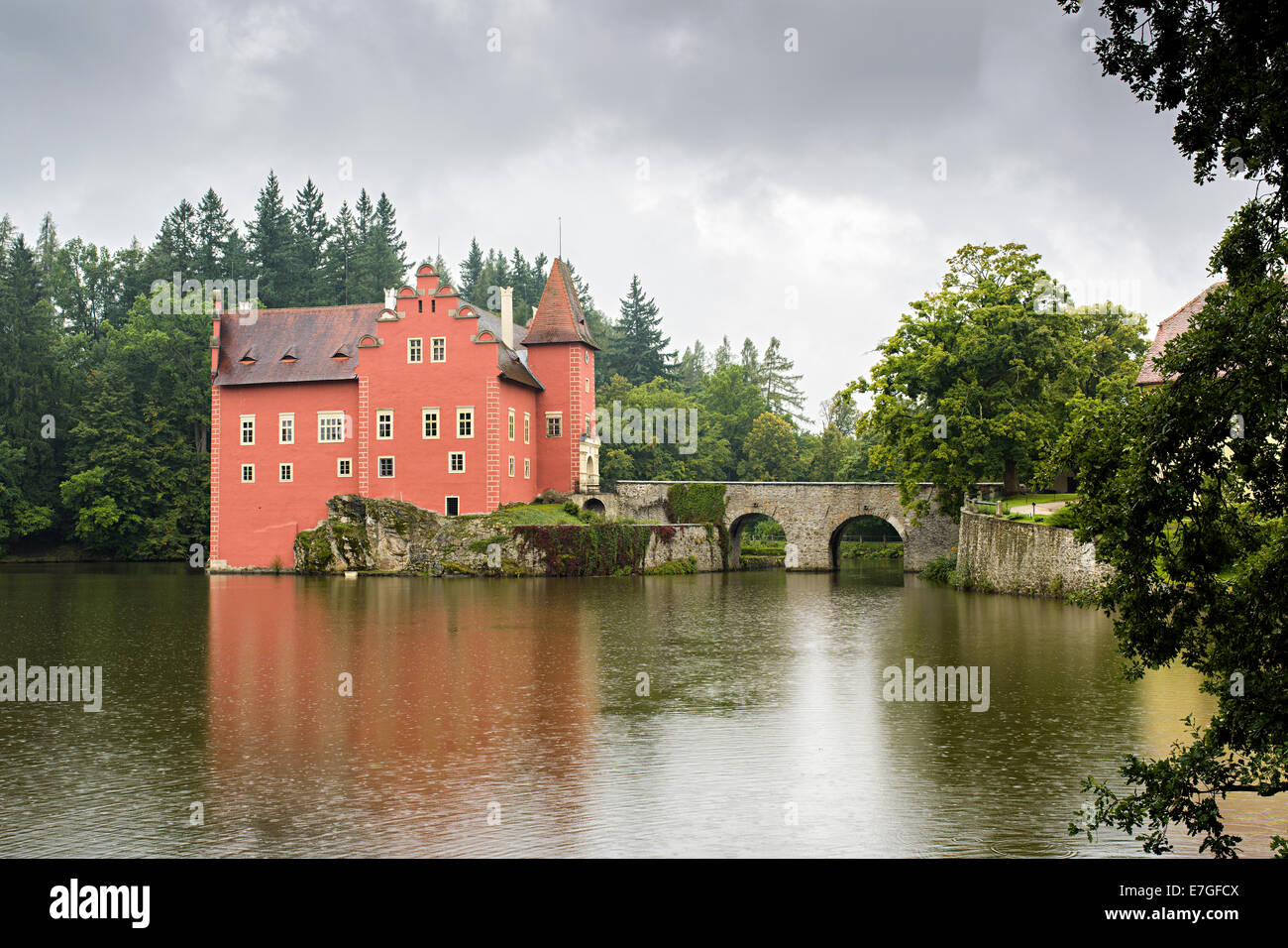 Cervena Lhota Schloss im Regen Stockfoto