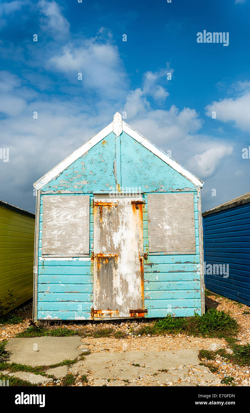 Schäbig ungeliebten alten blauen Strandhütte Stockfoto