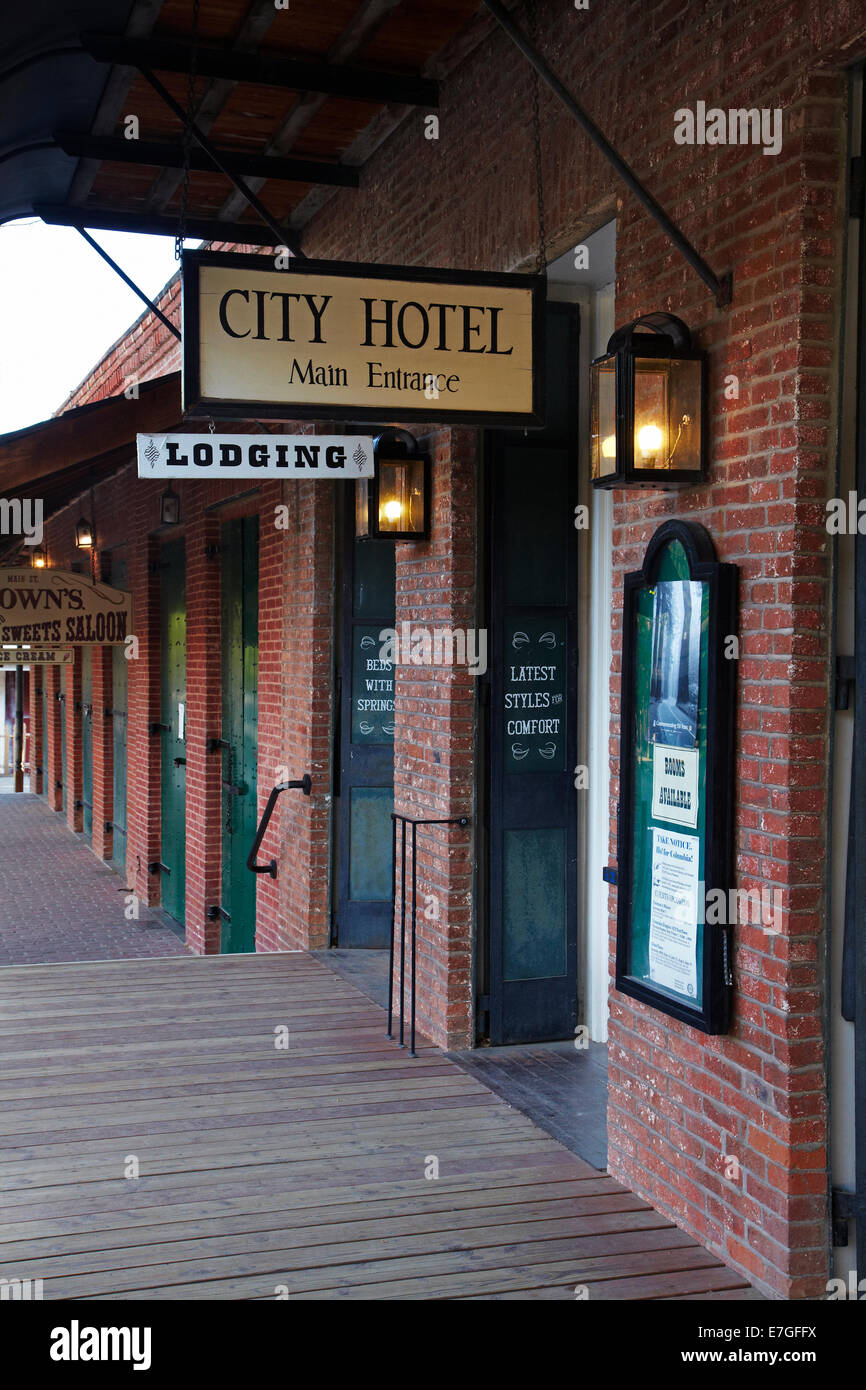 Stadthotel (1856), Main Street, Columbia State Historic Park, Columbia, Tuolumne County, Ausläufer der Sierra Nevada, Kalifornien, US Stockfoto