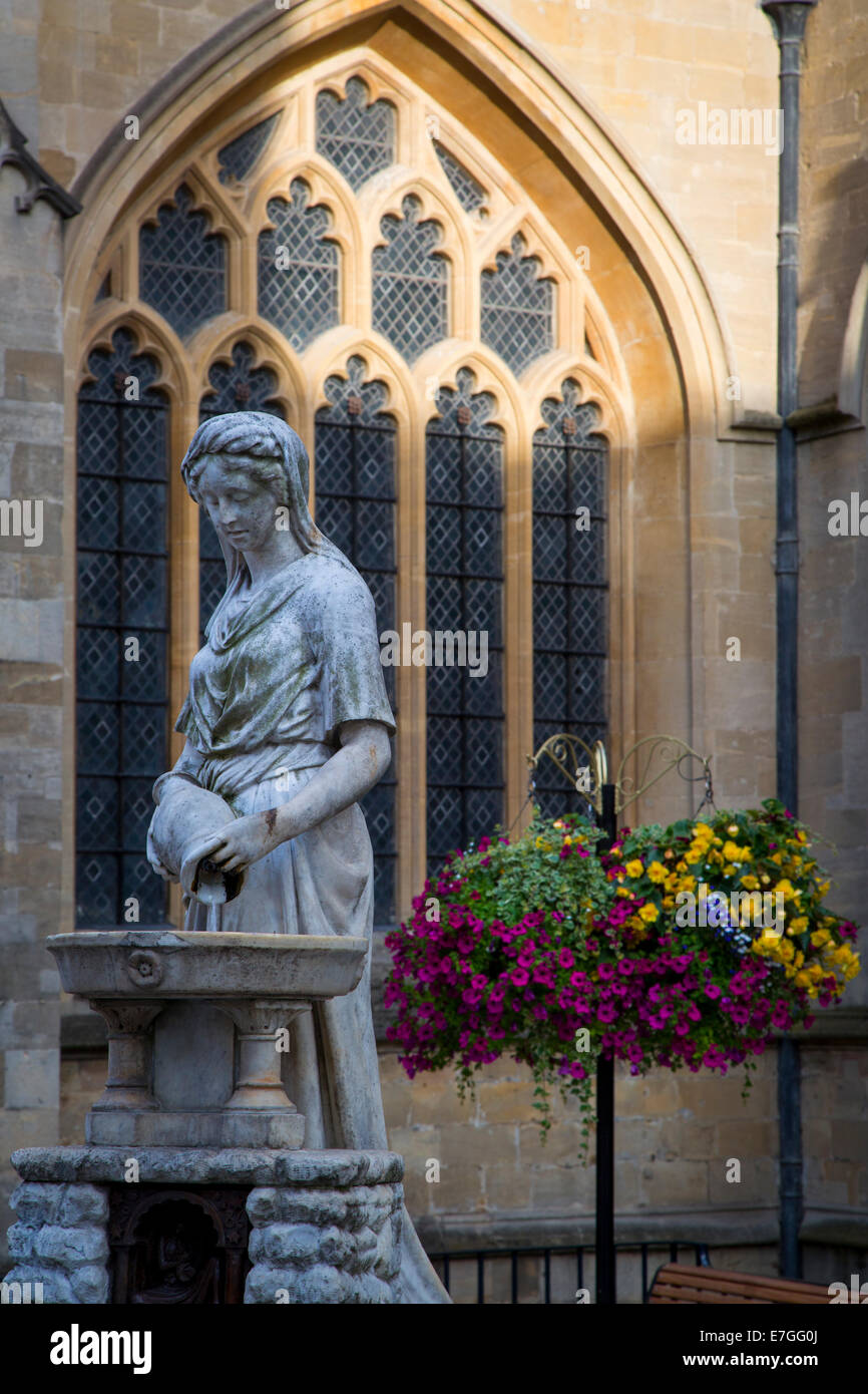 Frau an der gut Statue außerhalb der Kathedrale von Bath, Bath, Somerset, England Stockfoto