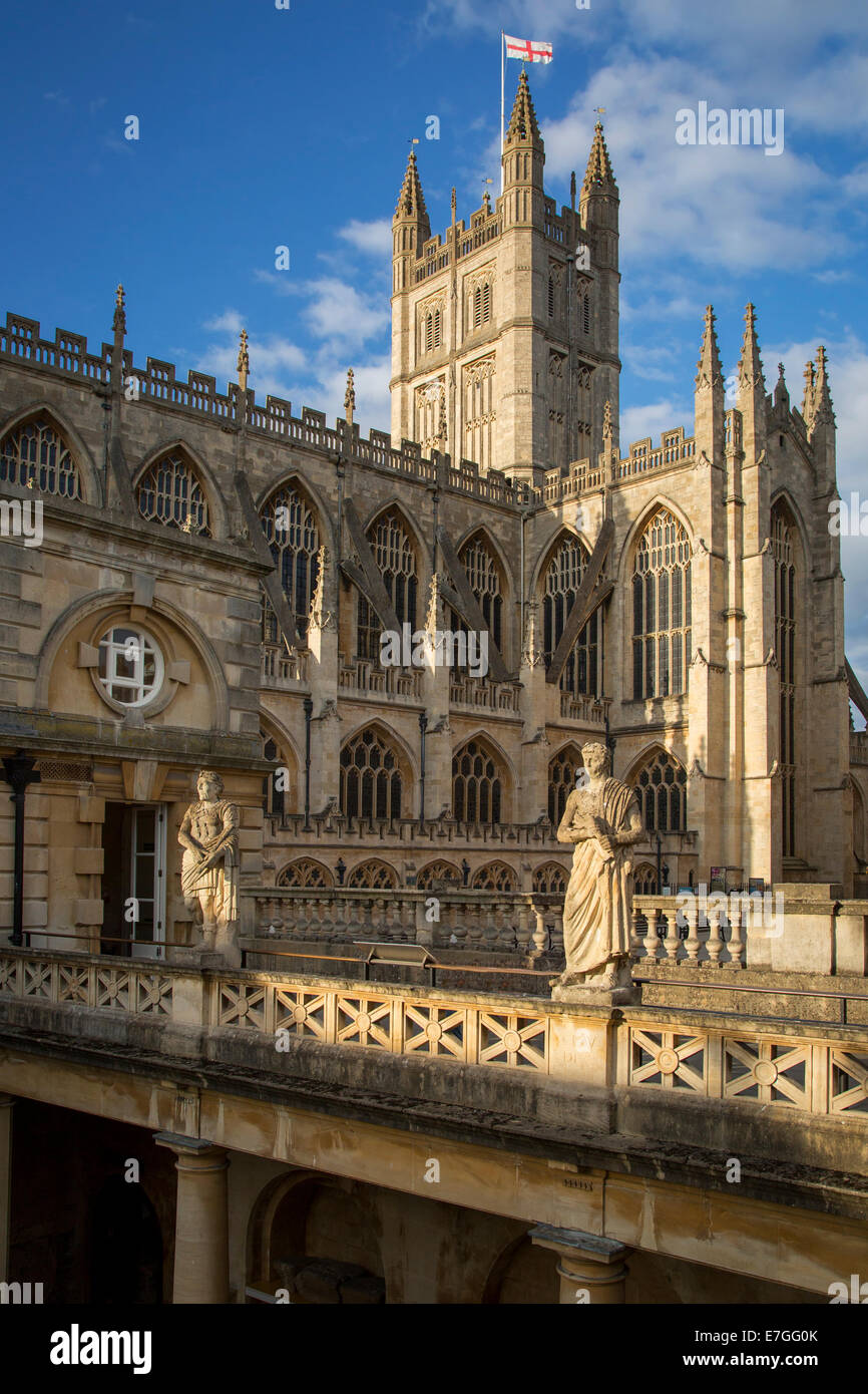 Bad Kathedrale überragt die Open-Air Roman Baths, Bath, Somerset, England Stockfoto