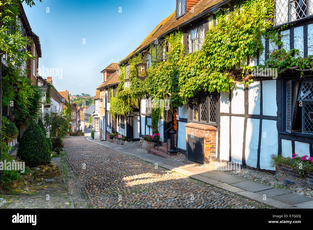 Einer wunderschönen gepflasterten Straße in der historischen Stadt Rye in East Sussex Stockfoto