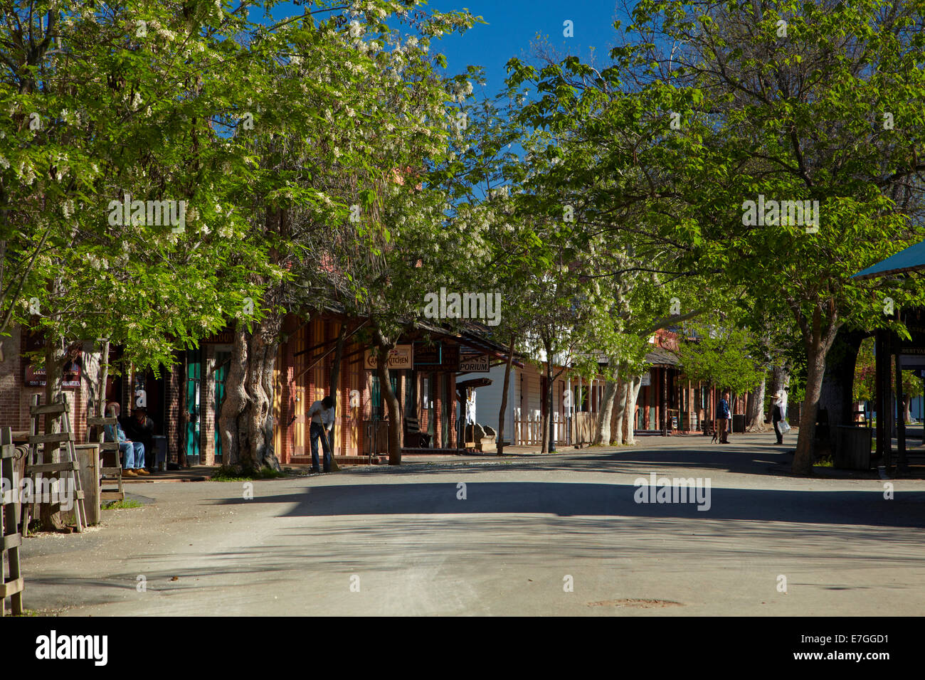 Main Street im Frühjahr, Columbia State Historic Park, Columbia, Tuolumne County, Ausläufer der Sierra Nevada, Kalifornien, USA Stockfoto