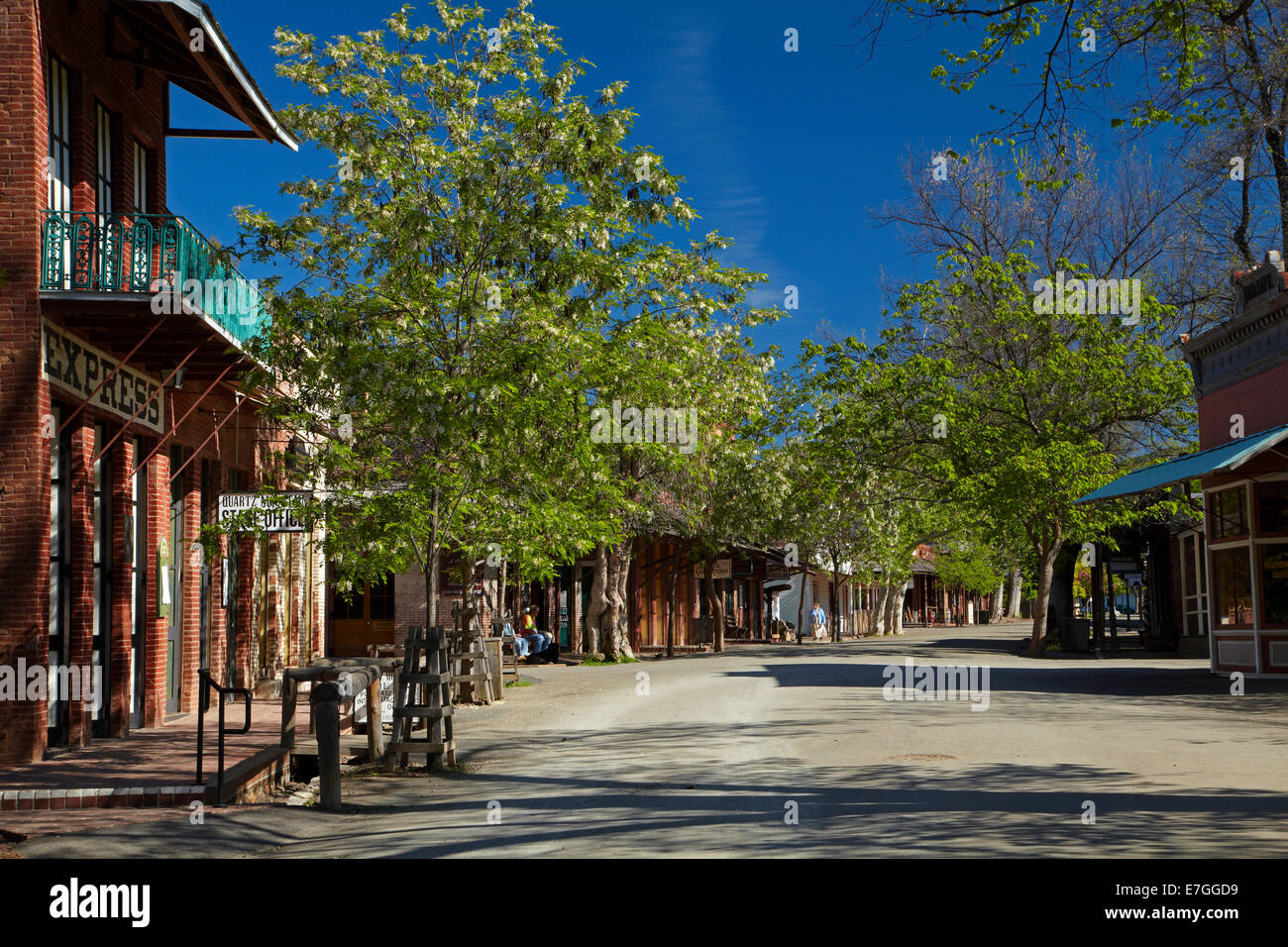 Wells Fargo Gebäude (1858, links) und Main Street, Columbia State Historic Park, Columbia, Tuolumne County, Sierra Nevada foothi Stockfoto