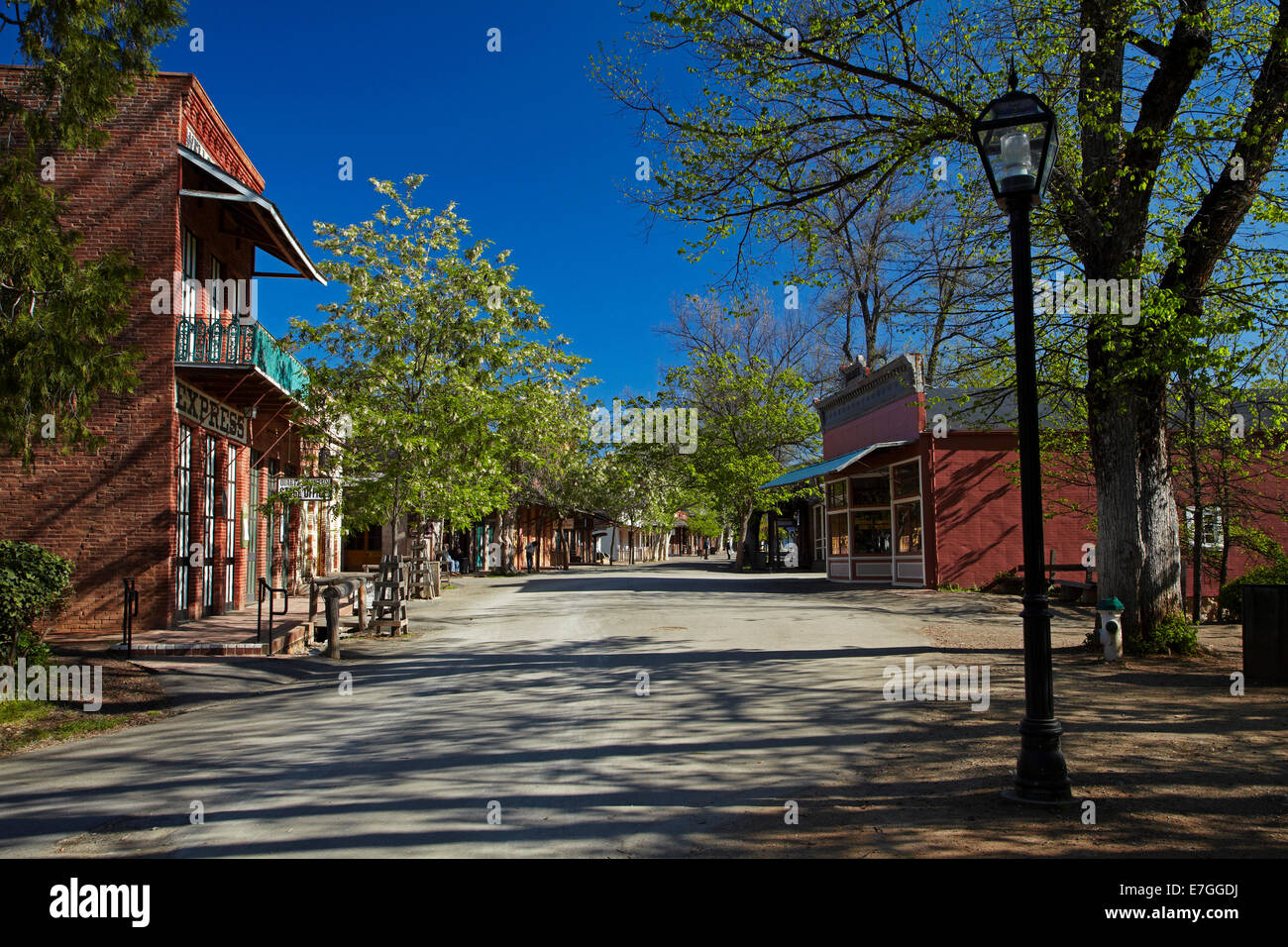 Wells Fargo Gebäude (1858, links) und Main Street, Columbia State Historic Park, Columbia, Tuolumne County, Sierra Nevada foothi Stockfoto