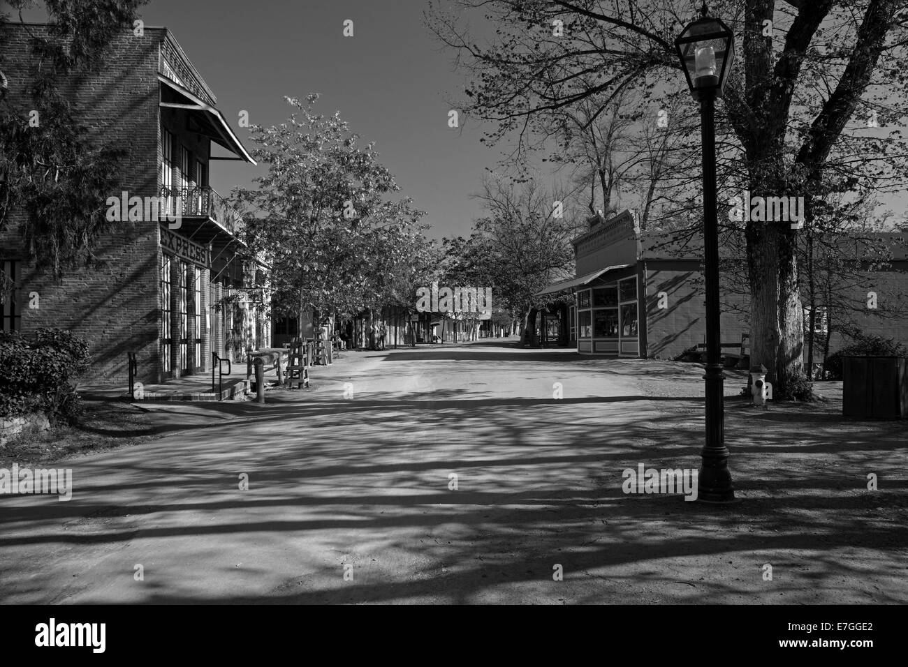 Wells Fargo Gebäude (1858, links) und Main Street, Columbia State Historic Park, Columbia, Tuolumne County, Sierra Nevada foothi Stockfoto