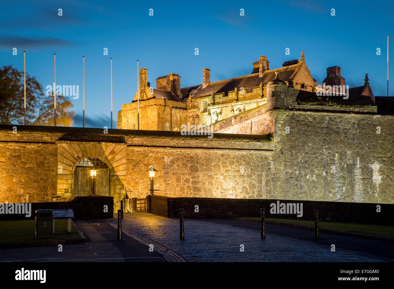 Dämmerung an der Einfahrt nach Stirling Castle, Stirling, Schottland Stockfoto