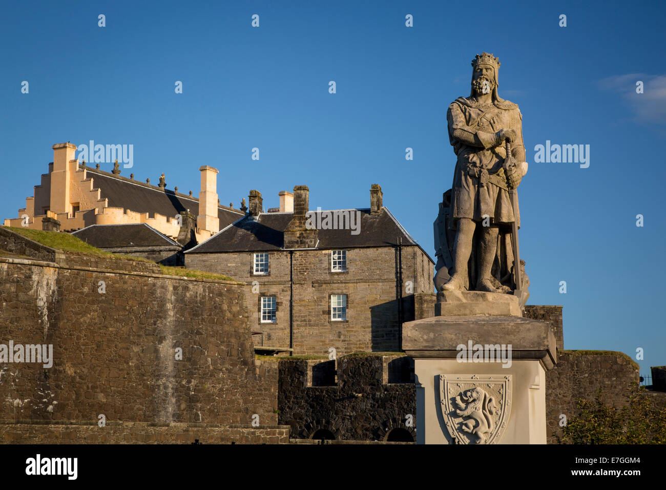 Robert the Bruce Statue und Stirling Castle - Geburtsort von Mary Queen of Scots, Stirling, Schottland, UK Stockfoto