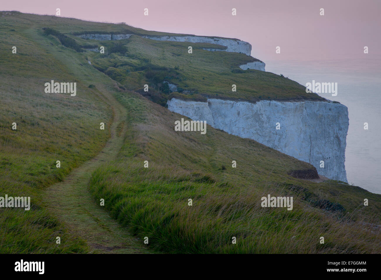 Nebligen Morgen über die weißen Klippen von Dover, Kent, England Stockfoto