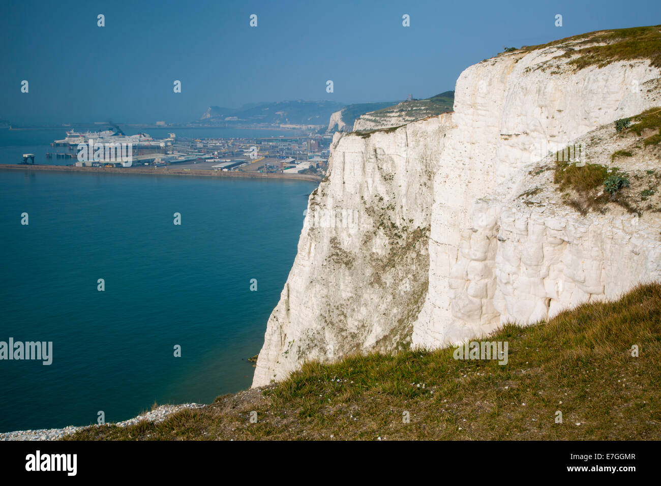 Nebligen Morgen über die weißen Klippen von Dover und den Hafen von Dover, Kent, England Stockfoto