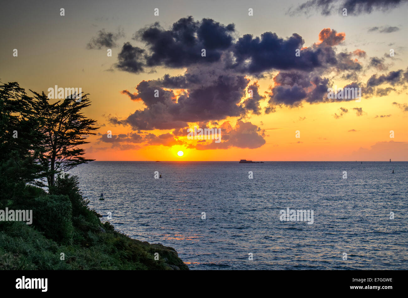 Untergehenden Sonne vor der Küste von Brittany France Stockfoto