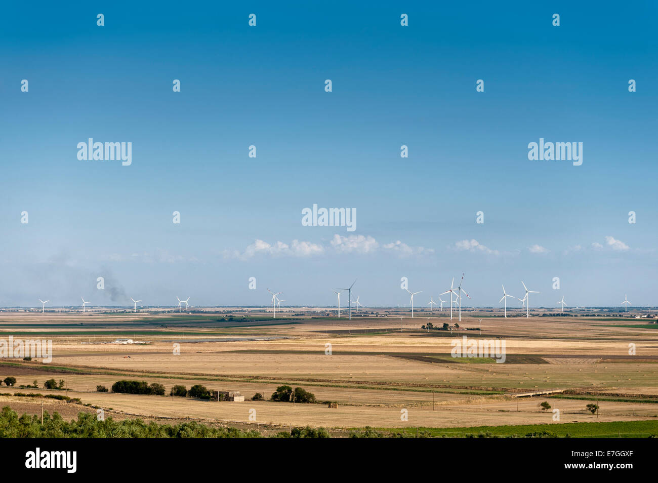 Landschaft mit Windpark mit elektrischen Strom-Generatoren Stockfoto