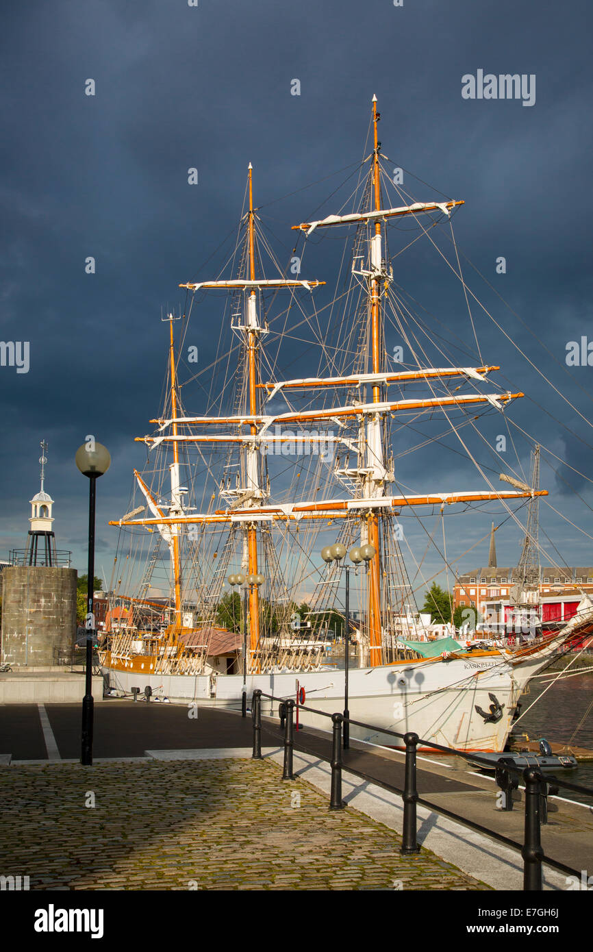 Sturm Wolken schweben über die SS Kaskelot im Hafen von Bristol, England Stockfoto
