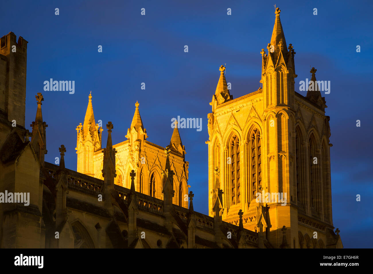 Beleuchtete Türme der Kathedrale-Kirche der Heiligen und ungeteilten Dreifaltigkeit, Bristol, England Stockfoto