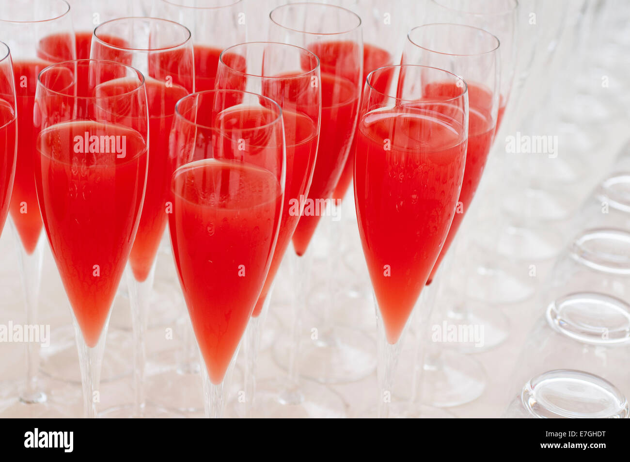 Gläser für alkoholfreie Aperitif auf Tablett Stockfoto
