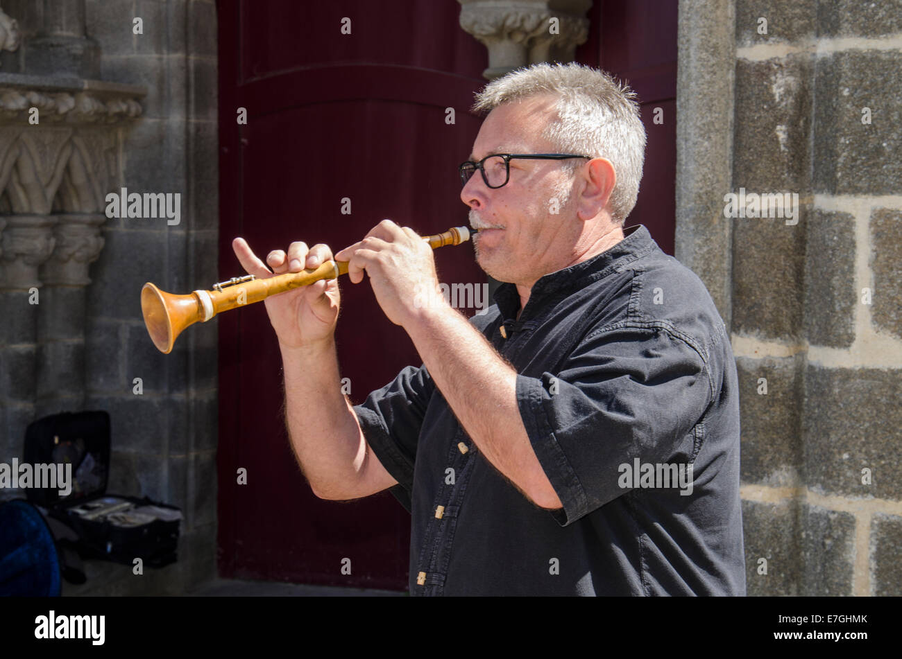 Traditionelle bretonische Volksmusiker spielen die Bombard Stockfoto