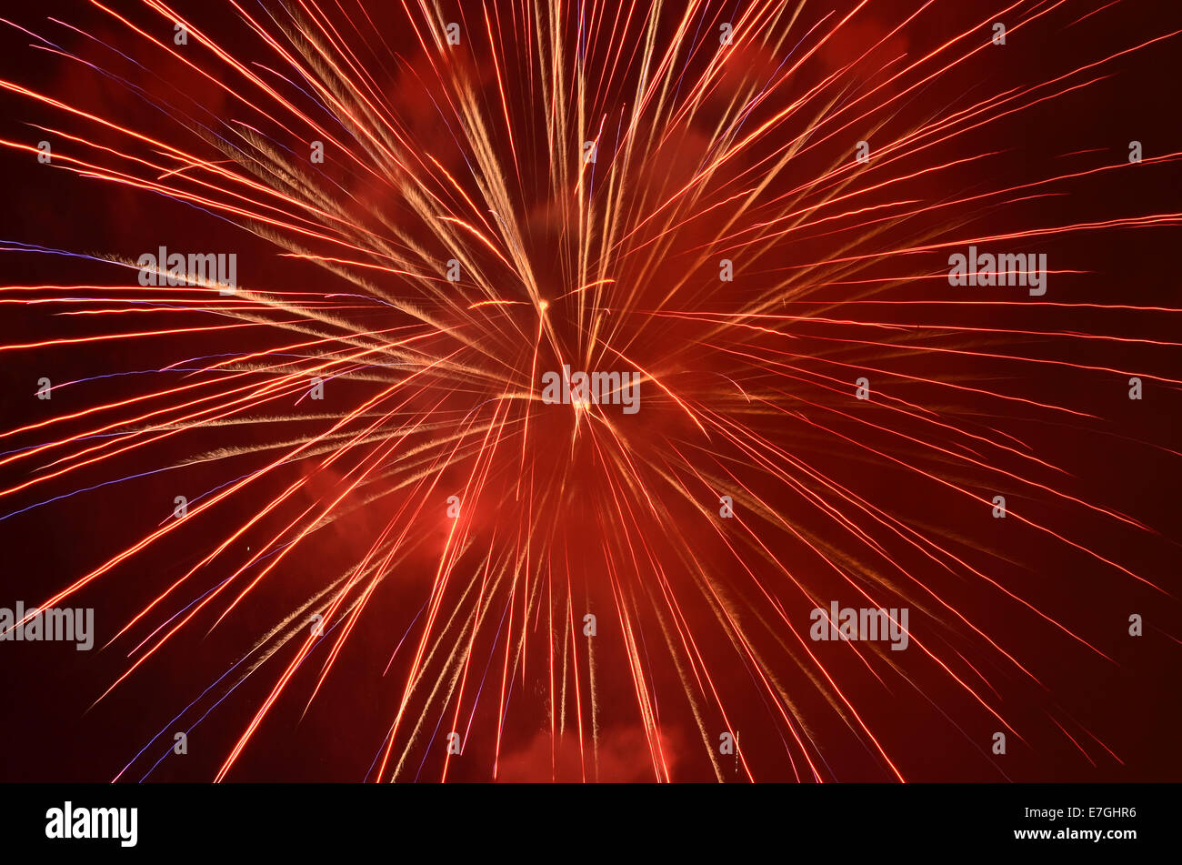 rote Feuerwerk am Nachthimmel Hintergrund Stockfoto