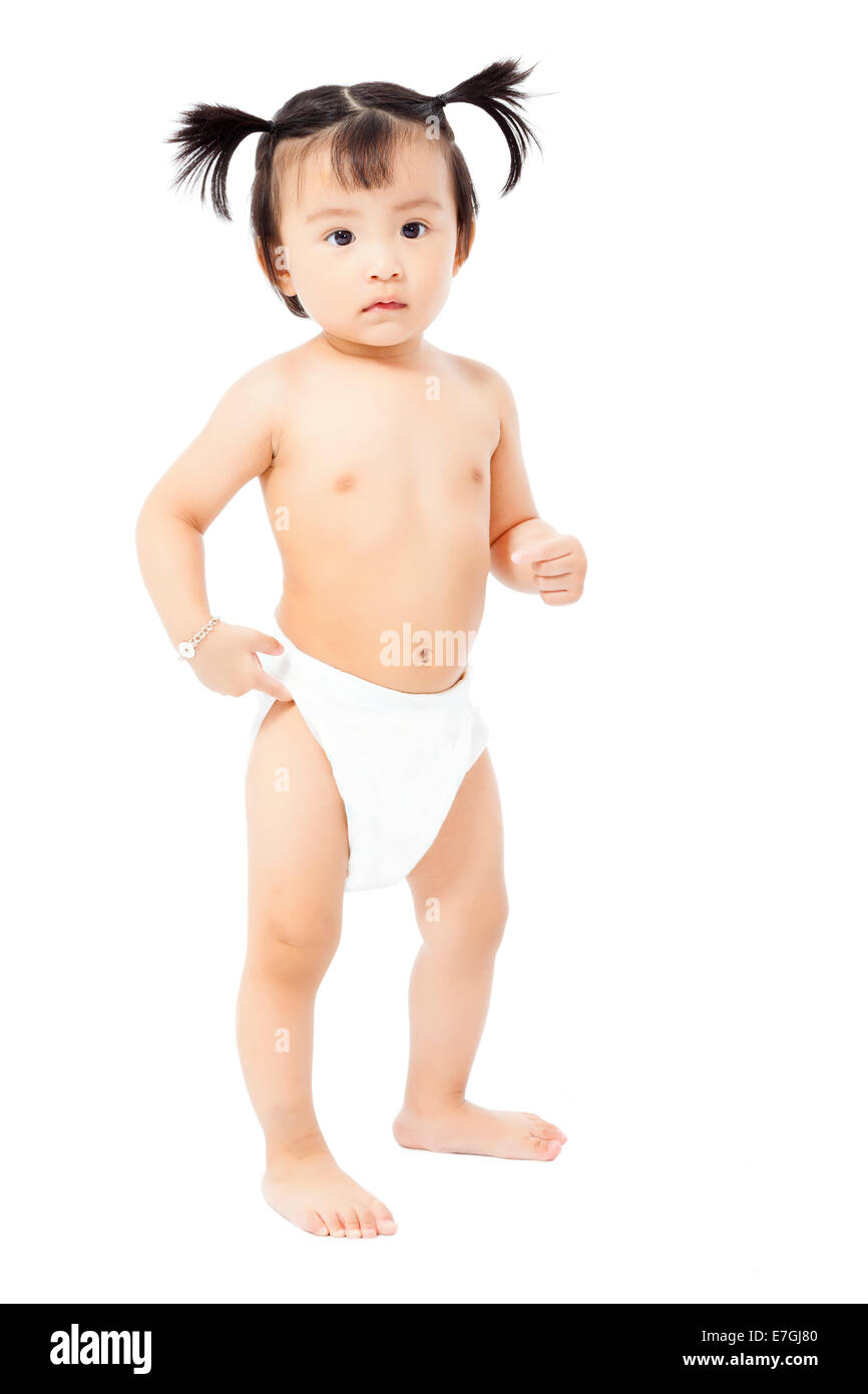 niedliche Babymädchen in einem Windel steht. isoliert auf weißem Hintergrund Stockfoto