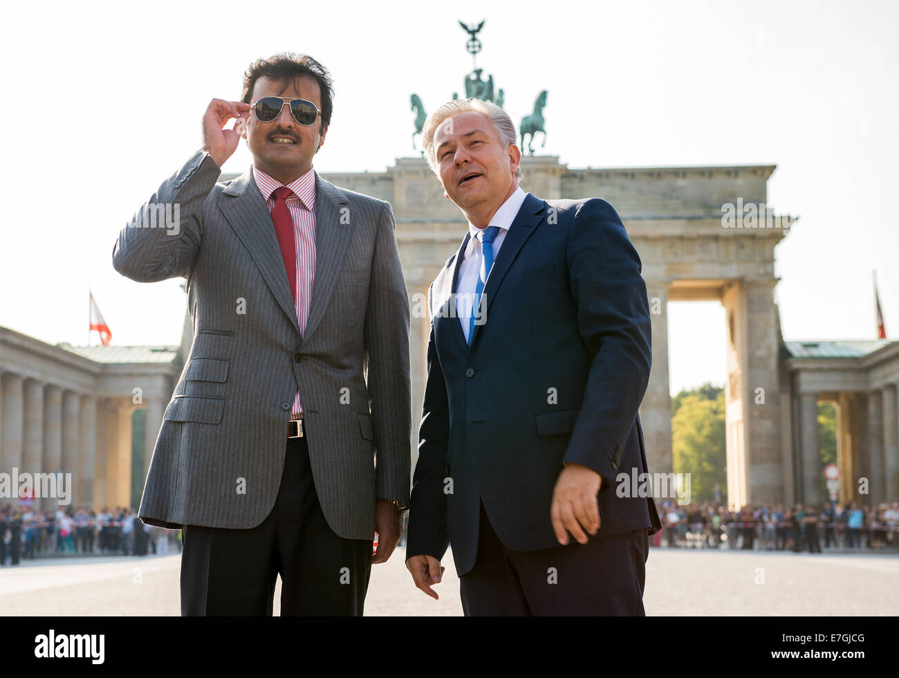 Der Emir von Katar, Scheich Tamim Bin Hamad al-Thani und Klaus Wowereit (R, SPD), stellvertretender Bürgermeister von Berlin, am Pariser Platz vor dem Brandenburger Tor, Deutschland, 17. September 2014 stehen. Foto: Bernd von Jutrczenka/dpa Stockfoto