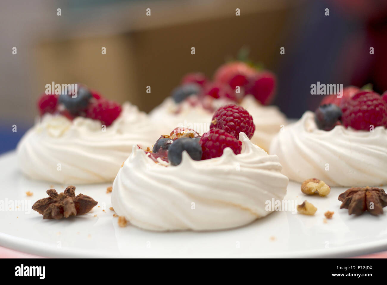 Eine Auswahl an Früchten garniert meringues Stockfoto