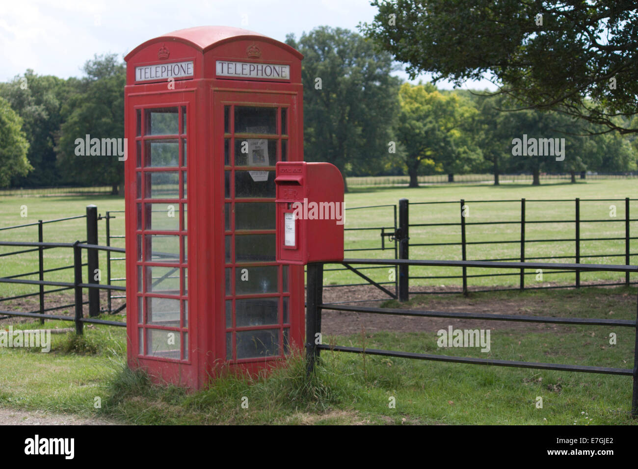 Rot-Phonebox mit Briefkasten in ländlicher Umgebung Stockfoto