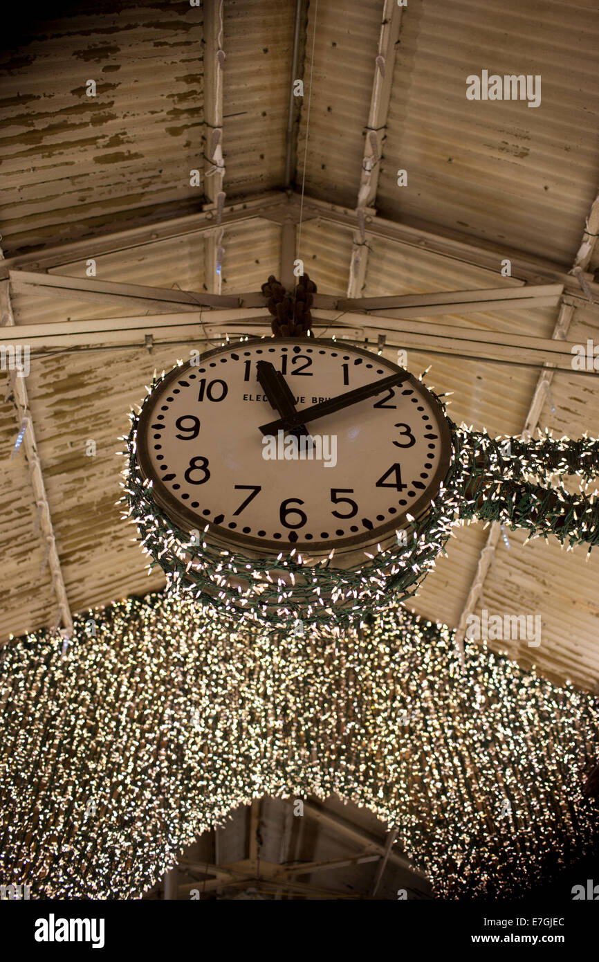 Die alte Fabrik-Uhr im Chelsea Market, New York Stockfoto