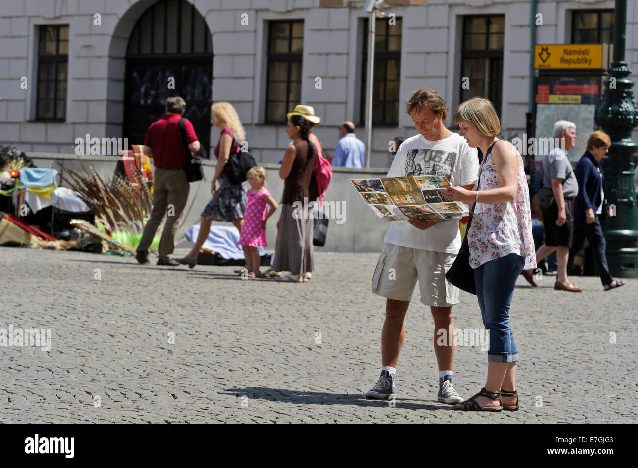 Ein junges Paar in Freizeitkleidung Blick auf eine Karte der Stadt Prag, Tschechien. Stockfoto Ein junges Paar in Freizeitkleidung Blick auf eine Karte der Stadt Prag, Tschechien. Stockfoto