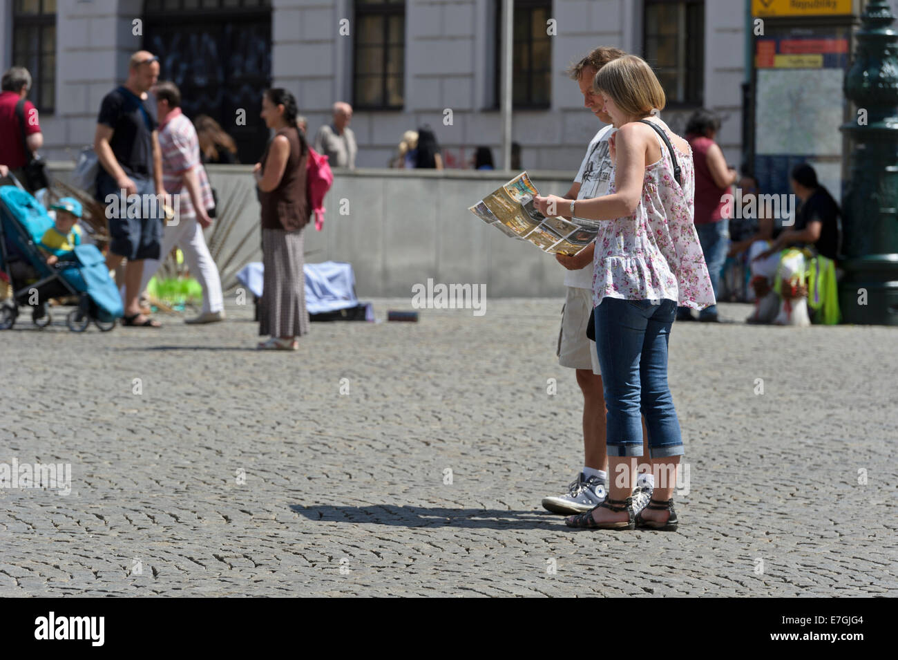 Ein junges Paar in Freizeitkleidung Blick auf eine Karte der Stadt Prag, Tschechien. Stockfoto Ein junges Paar in Freizeitkleidung Blick auf eine Karte der Stadt Prag, Tschechien. Stockfoto