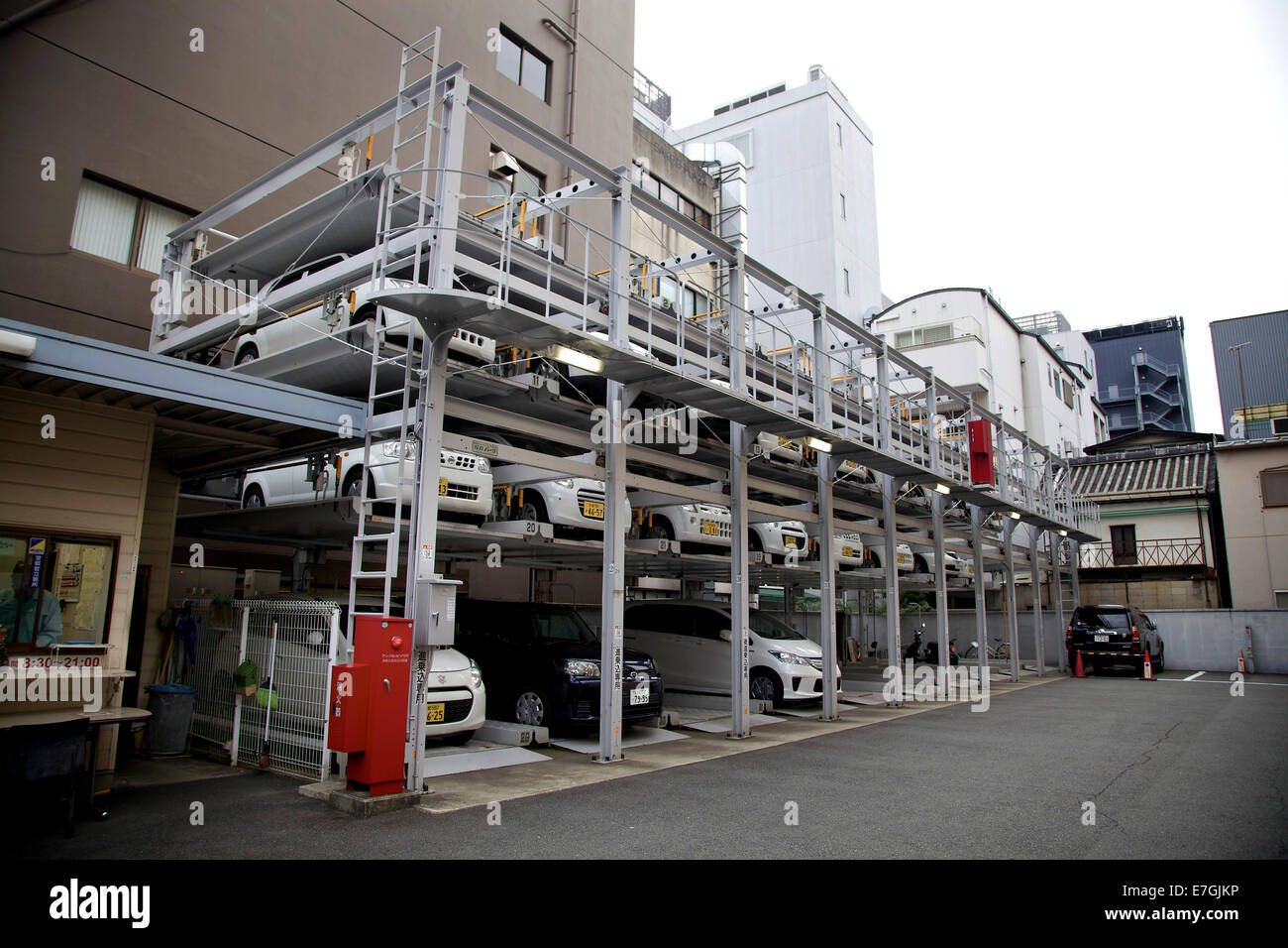 Parkplatz mit Aufzug für Autos. Kyoto, Japan, Asien Stockfoto