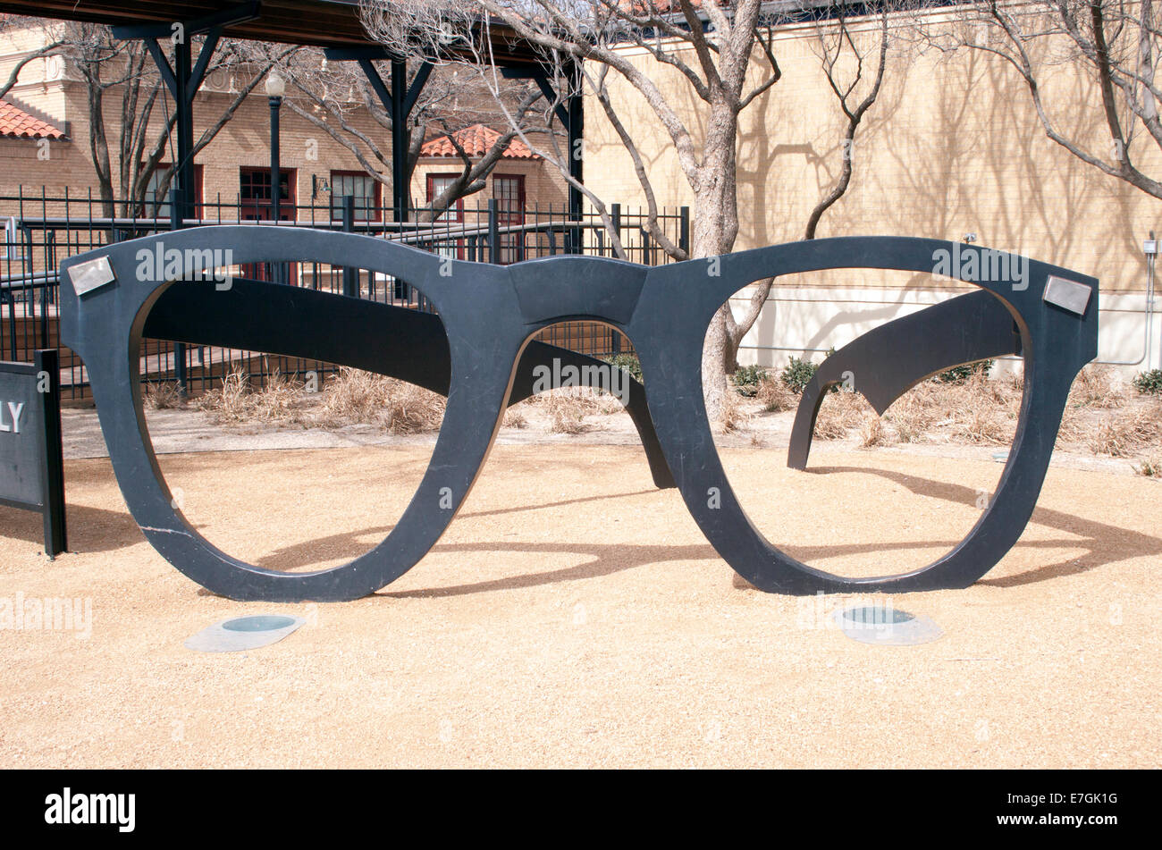 Die Buddy Holly Statue in Lubbock, Texas, ehrt den Rock ’n’ Roll-Pionier, der die Musikgeschichte mit seinem legendären Sound und Stil geprägt hat. Stockfoto