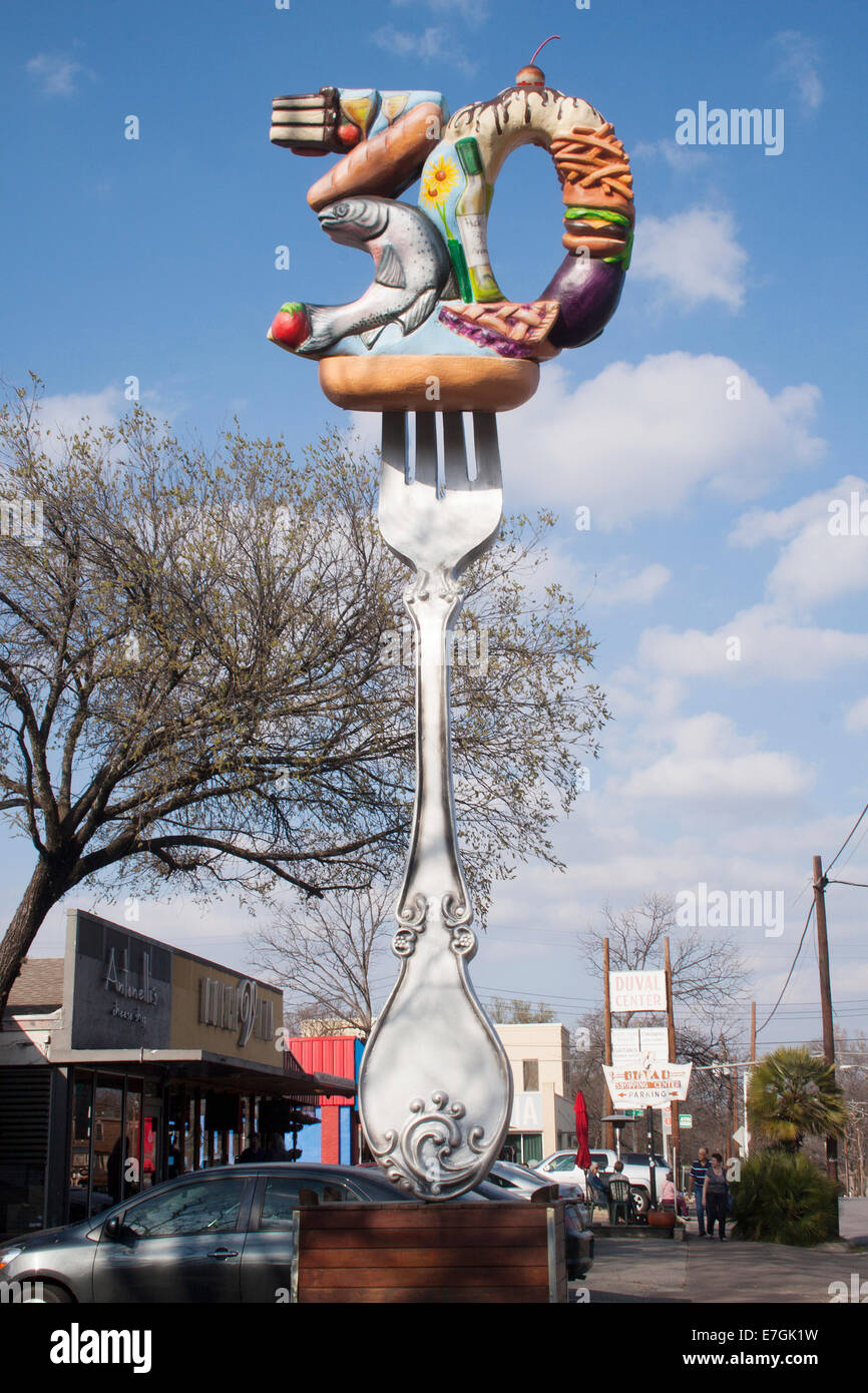 Essen auf einer riesigen Gabel vor einem Restaurant in Austin Texas Stockfoto