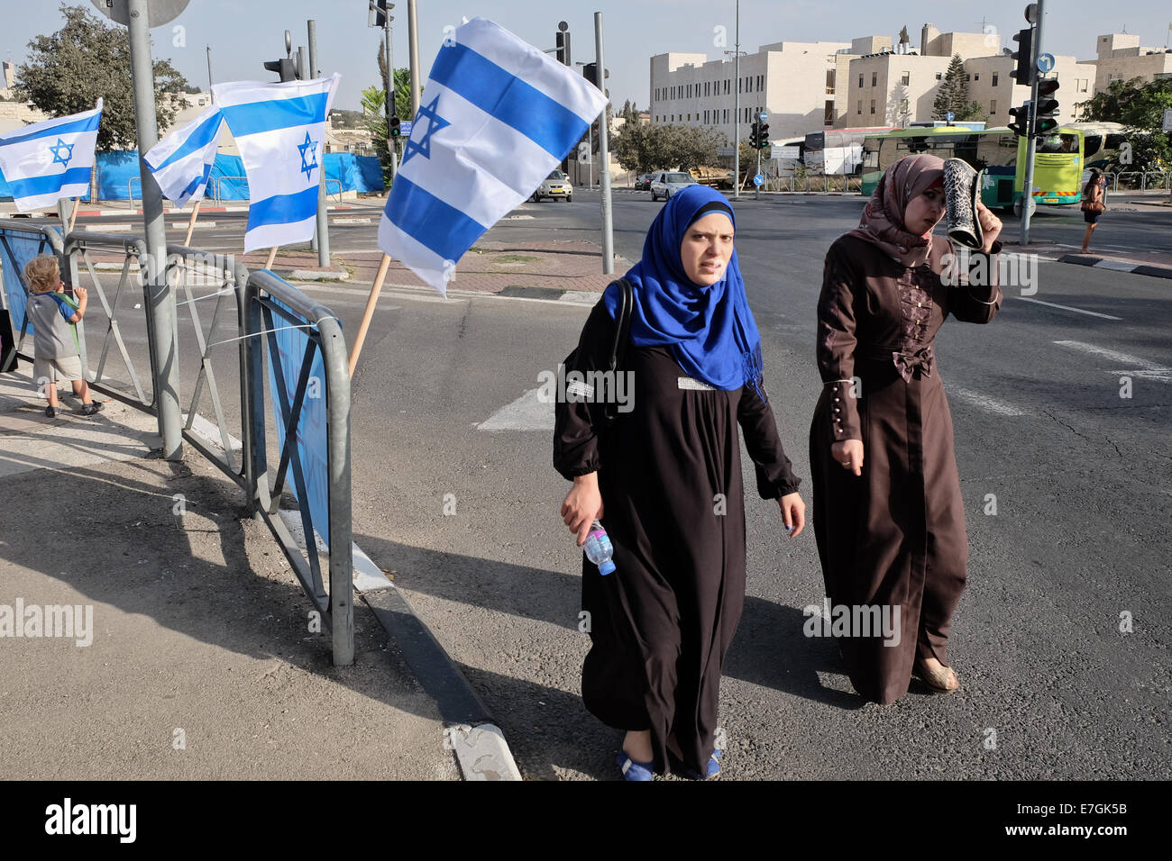 Jerusalem. 17. September 2014. Arabischen palästinensischen Frauen gehen vorbei an israelische Fahnen und eine Demonstration vor der Israel National Polizeipräsidium protestieren sinkende Sicherheit für die Bewohner von Jerusalem durch arabische Ausschreitungen. Bildnachweis: Nir Alon/Alamy Live-Nachrichten Stockfoto