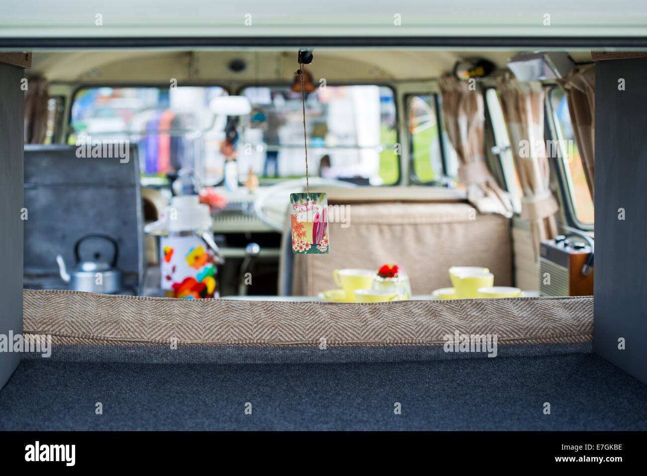 Hängen Sie immer an Urlaub Zeichen auf der Rückseite ein VW Split Screen Volkswagen Camper van Interieur bei einer VW-Show. England Stockfoto