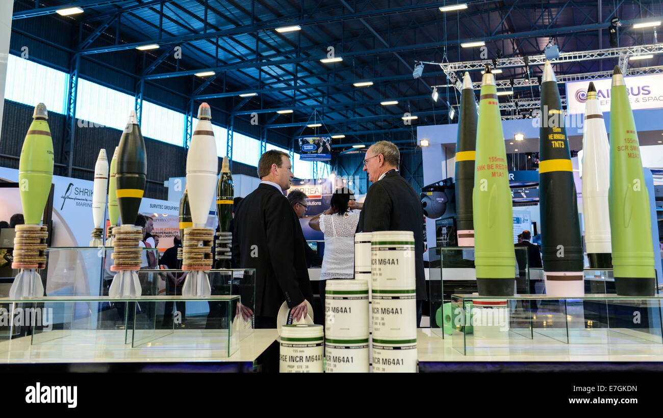 Centurion, Pretoria, Südafrika. 17. Sep, 2014. Besucher sprechen miteinander neben Bomben während des ersten Tages der Africa Aerospace und Verteidigung 2014 Ausstellung in Waterkoof Air Force Keller am südlichen Stadtrand der Hauptstadt Pretoria, am 17. September 2014 von DENEL angezeigt. Die Ausstellung ist das größte seiner Art in Afrika. Insgesamt 347 Aussteller aus 26 Ländern und Regionen teilgenommen in der Biennale, die 21 September dauern wird. Bildnachweis: Zhai Jianlan/Xinhua/Alamy Live-Nachrichten Stockfoto