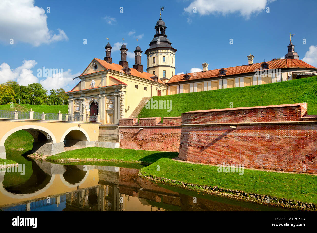 Blick auf die mittelalterliche Burg in der Nähe von Neswizh Stadt von Weißrussland Stockfoto