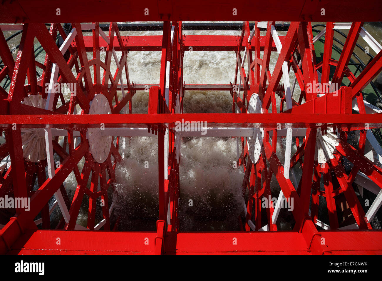 Rote Schaufelrad Einschalten einer alten Dampfschiff / Tretboot auf dem Mississippi. Stockfoto