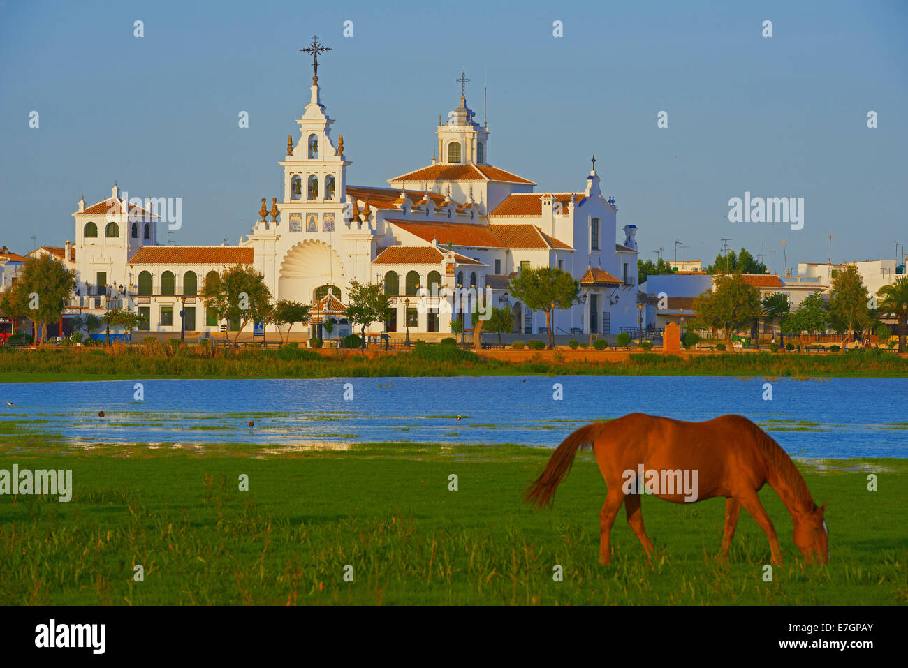 El Rocio-Dorf und Hermitage bei Sonnenuntergang, Almonte, El Rocio, Marismas de Doñana, Nationalpark Doñana, Provinz Huelva, Andalusien Stockfoto