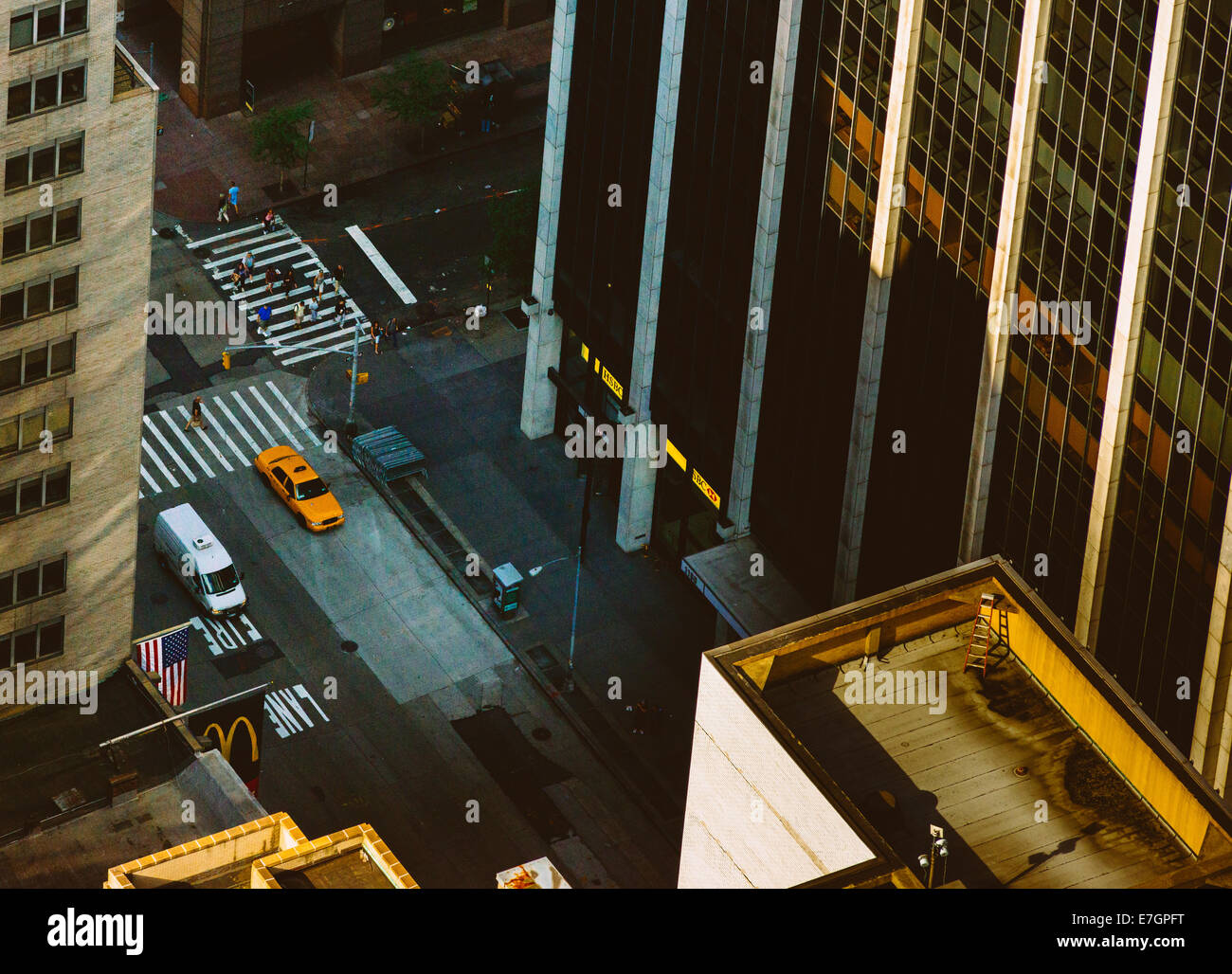 Manhattan-Straße und gelb Fahrerhaus von oben Stockfoto