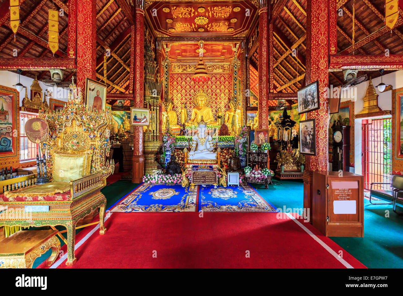 Innere des Wat Phra Sing Tempel in Chiang Rai am sonnigen Tag Stockfoto Innere des Wat Phra Sing Tempel in Chiang Rai am sonnigen Tag Stockfoto