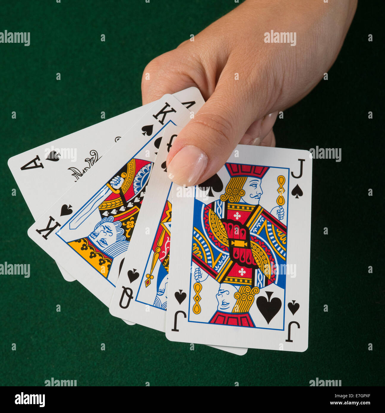 Ass König Dame Bube Pik. Spielkarten in Frauenhand Stockfoto