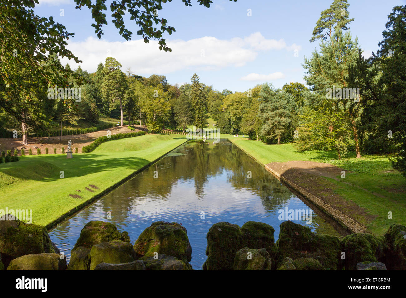 Flusses Skell in Studley Royal Park ein Wassergärten, Ripon, Nordyorkshire. Stockfoto