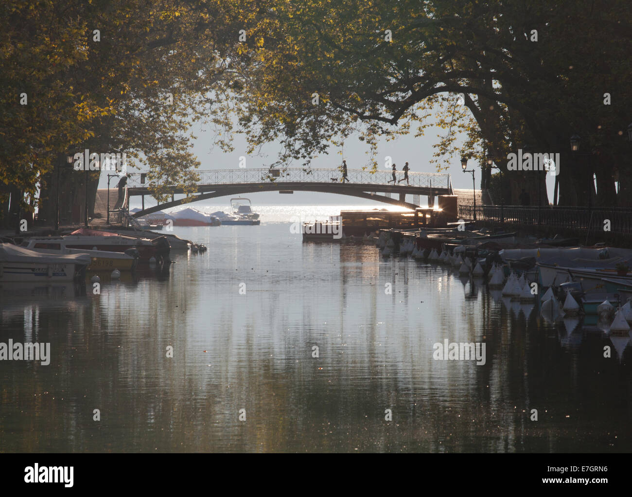 Canal du Vassé vom Pont des Amours, Annecy, Rhone-Alpes, Frankreich. Stockfoto