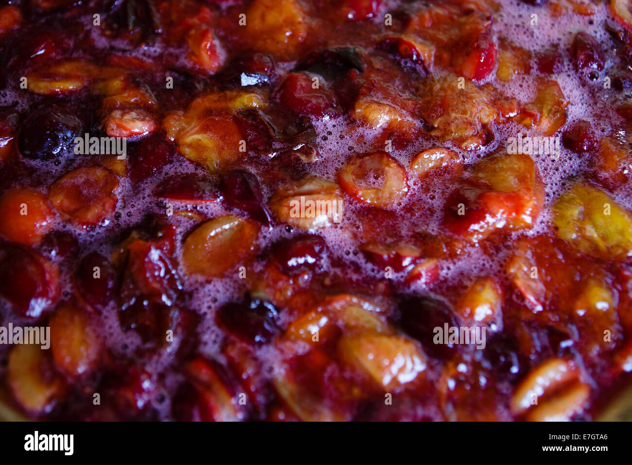 Herstellung von Reifen Pflaumen Marmelade Stockfoto