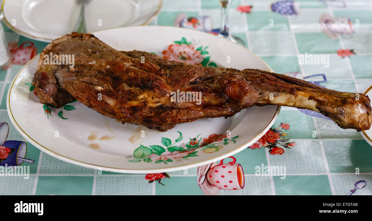 Lammkeule gebraten auf dem Teller Stockfoto