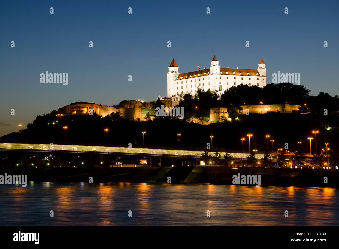 Bratislava Burg bei Nacht, Slowakei Stockfoto