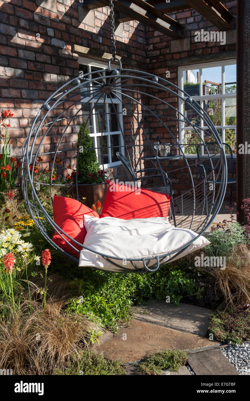 Garten - Übergänge - Schaukelsitz im Wohnbereich im freien - Industriedesigner - Caroline Lord - Sponsor- Stockfoto
