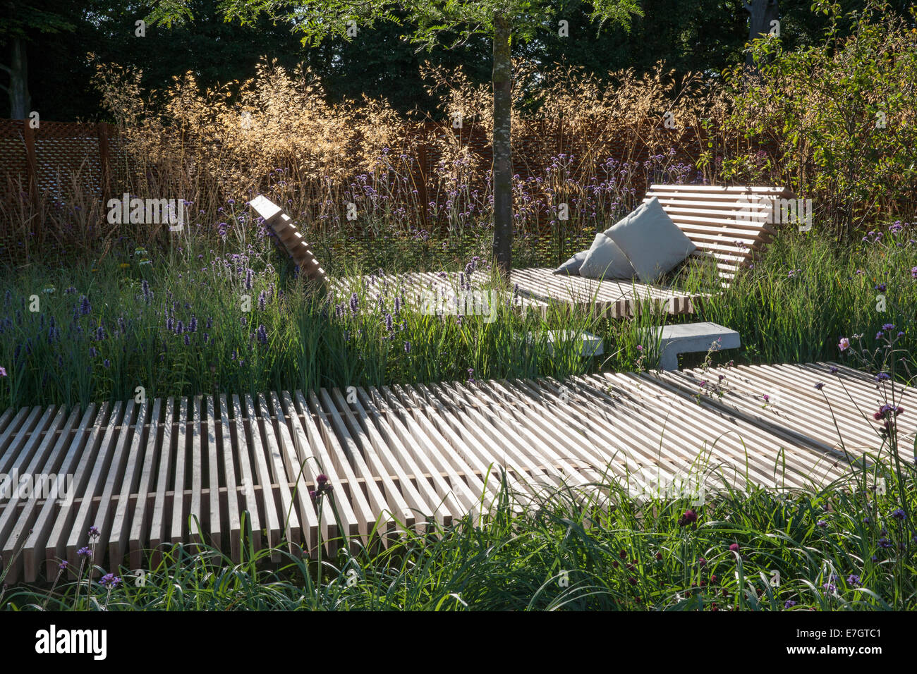 RHS-Young-Garten-Designer des Jahres award Gewinners Sam Öfen - Goldmedaille - The Sky Limit Garten an Tatton Park RHS Blume Stockfoto