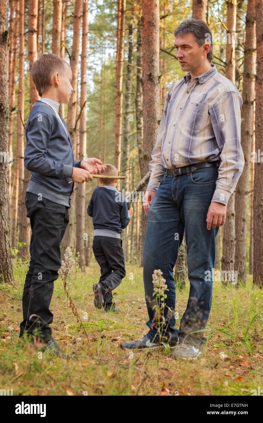 Porträt des jungen und Vater im Wald. Stockfoto